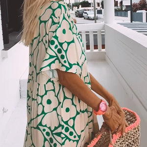 Amélie tryckt V-ringad klänning – elegant och luftig för alla tillfällen